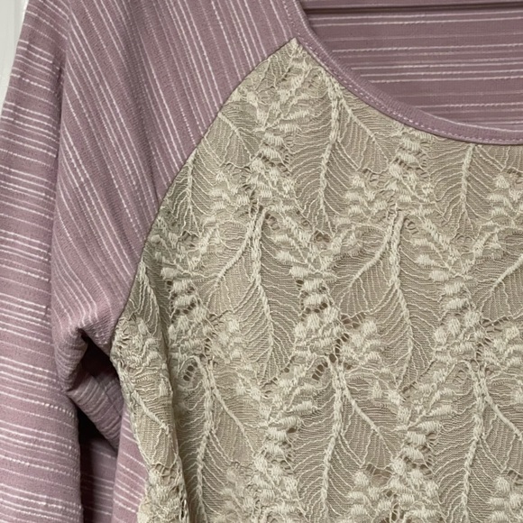 Wonderland by Orange 3/4 Sleeve Shirt With Lace front Purple Cream Stripped - Picture 3 of 5